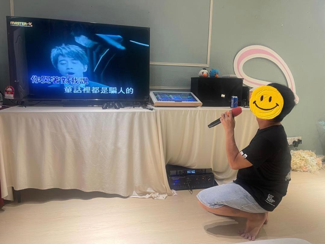 Penang Indoor Ktv Tent Romantic Up To 6 Pax Netflix Youtube Playstation Holiday home *
